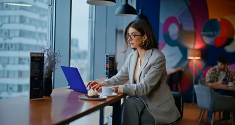 Inversionista evaluando oportunidades inmobiliarias en zona gentrificada de
CDMX.